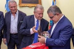 Marocco-entrega-presente-al-gobernador-de-Catamarca